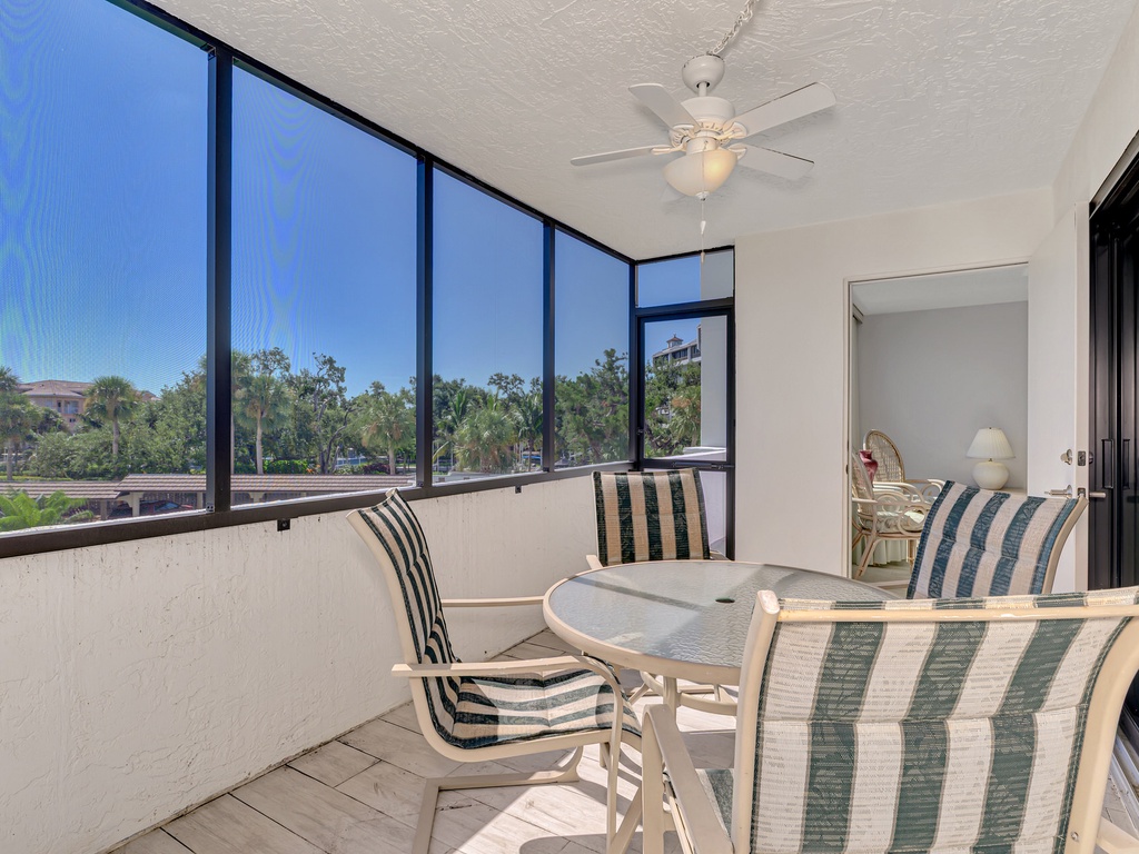 Screened-in Balcony, seating