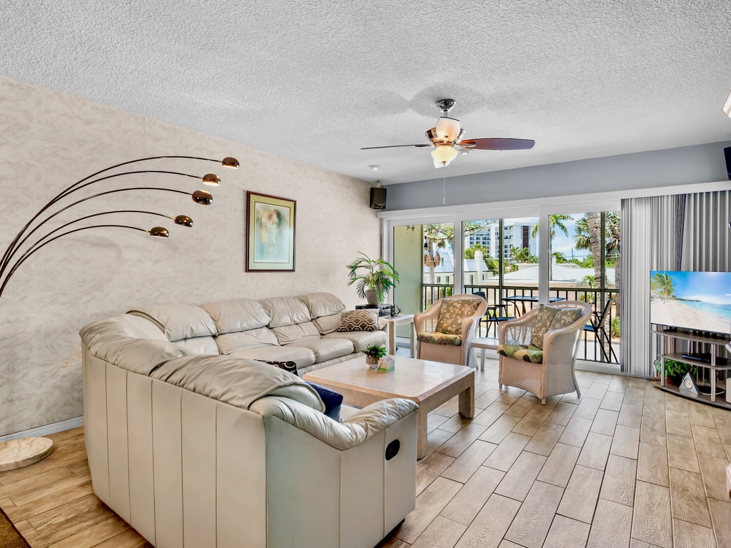 Living Area with Screened Lanai Access