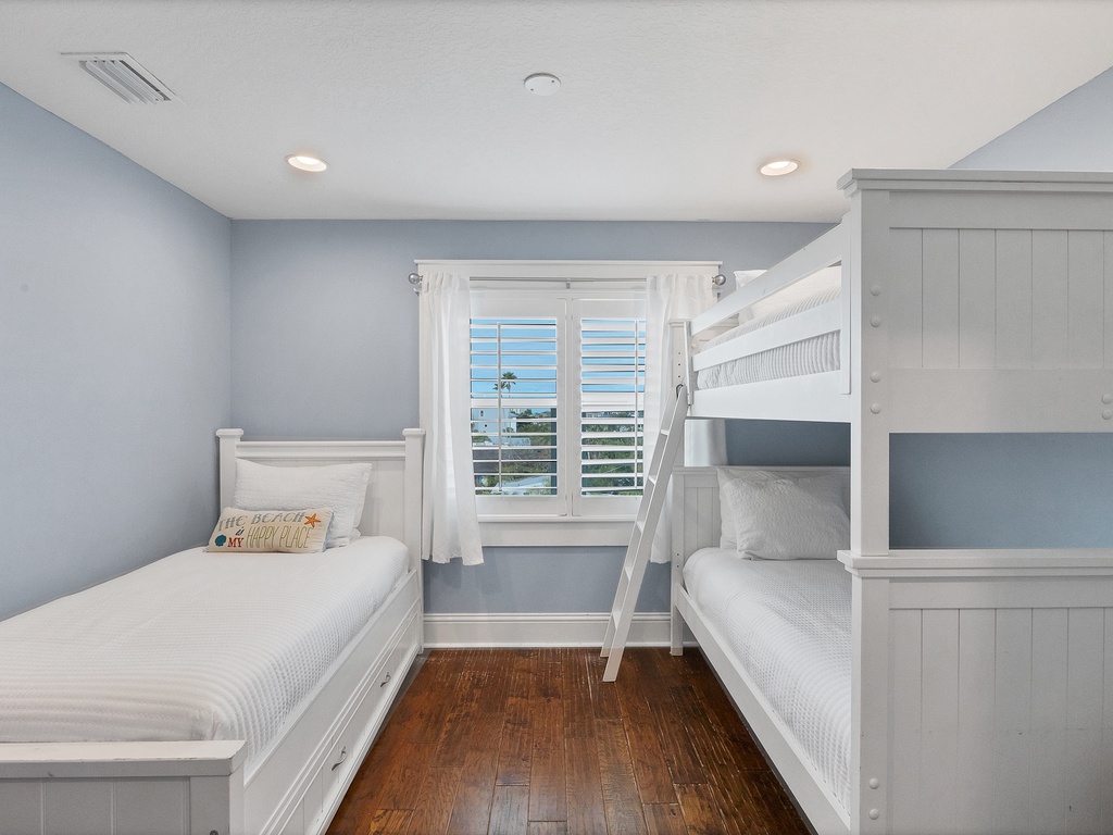 Seventh Bedroom (3rd floor), Twin over Full Bunk Bed with Twin Trundle