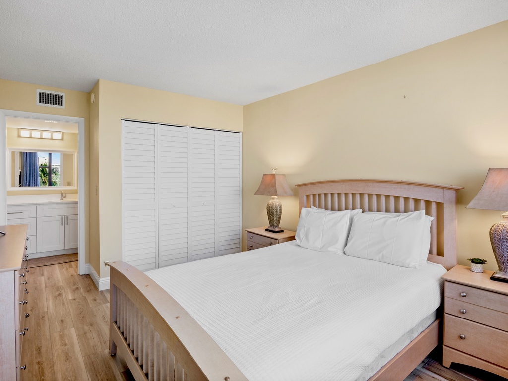 Second Bedroom, Queen