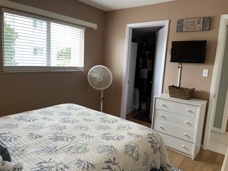 Guest Bedroom, Queen bed