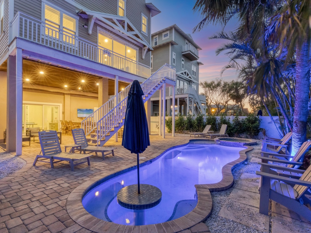 House with pool and spa amenities