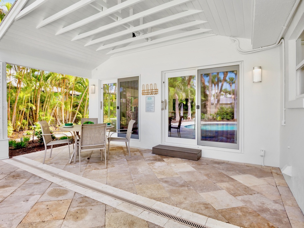 Private Pool and Outdoor Dining table