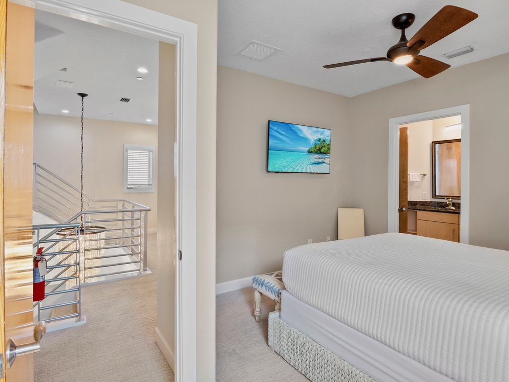 Second Bedroom, Queen