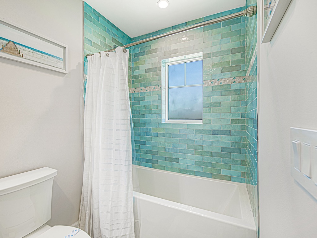 Eighth Bedroom (2nd Floor), Ensuite Bath (Tub)