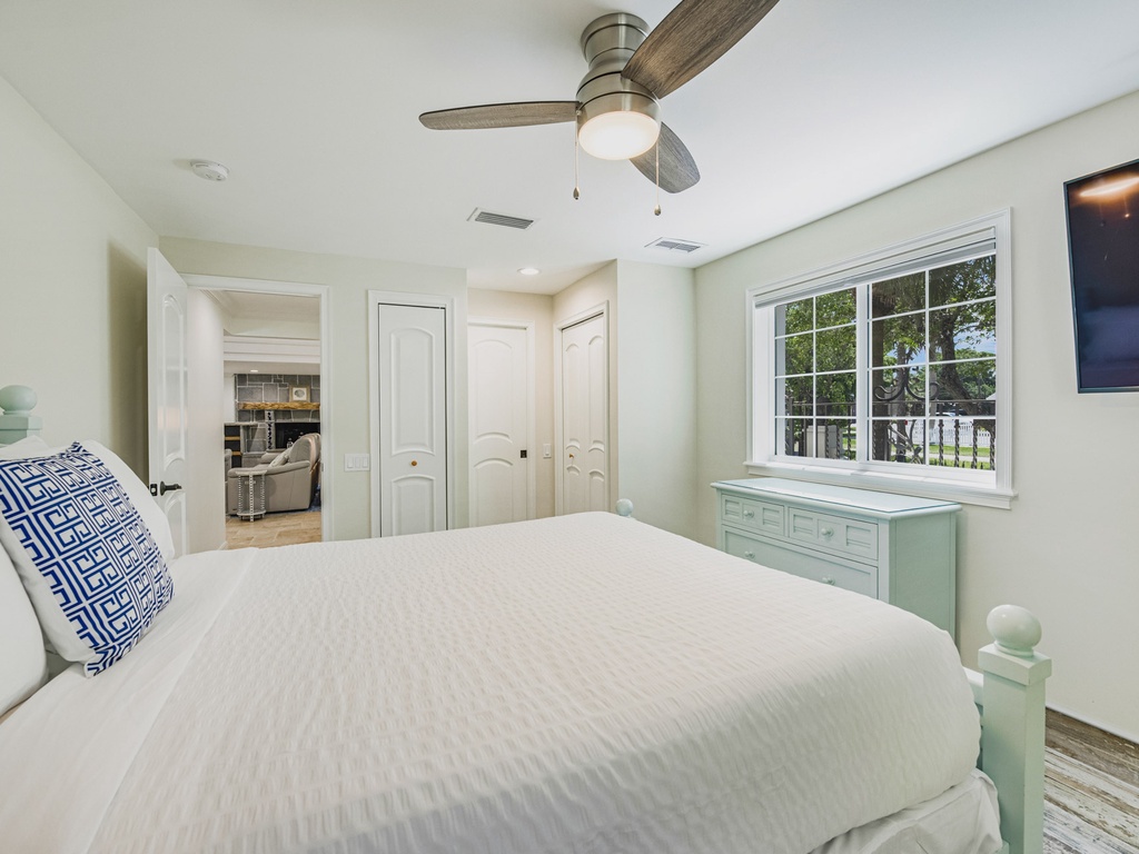 Third Bedroom (1st Floor), King bed