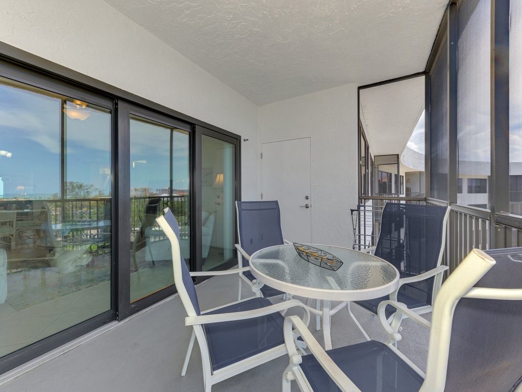 Screened-in Lanai, Dining