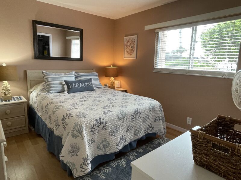 Guest Bedroom, Queen bed