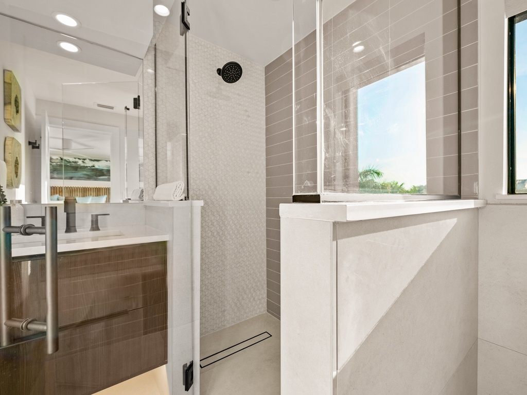 Sixth Bedroom, Ensuite Bathroom