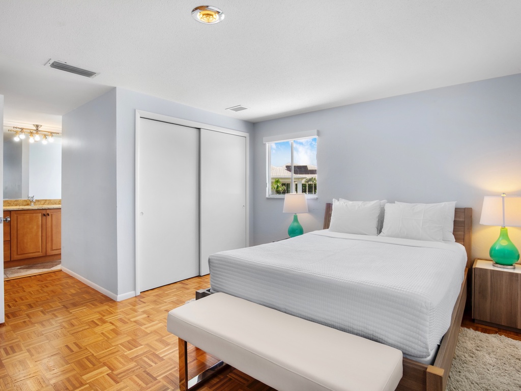 Primary Bedroom, Queen