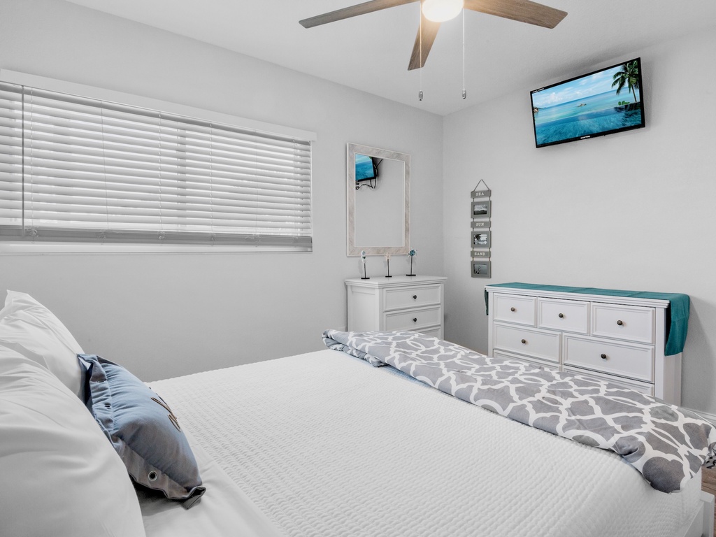 Primary Bedroom, Queen bed