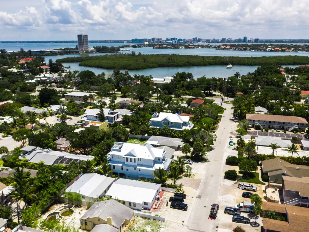 1 Mile to Downtown Sarasota