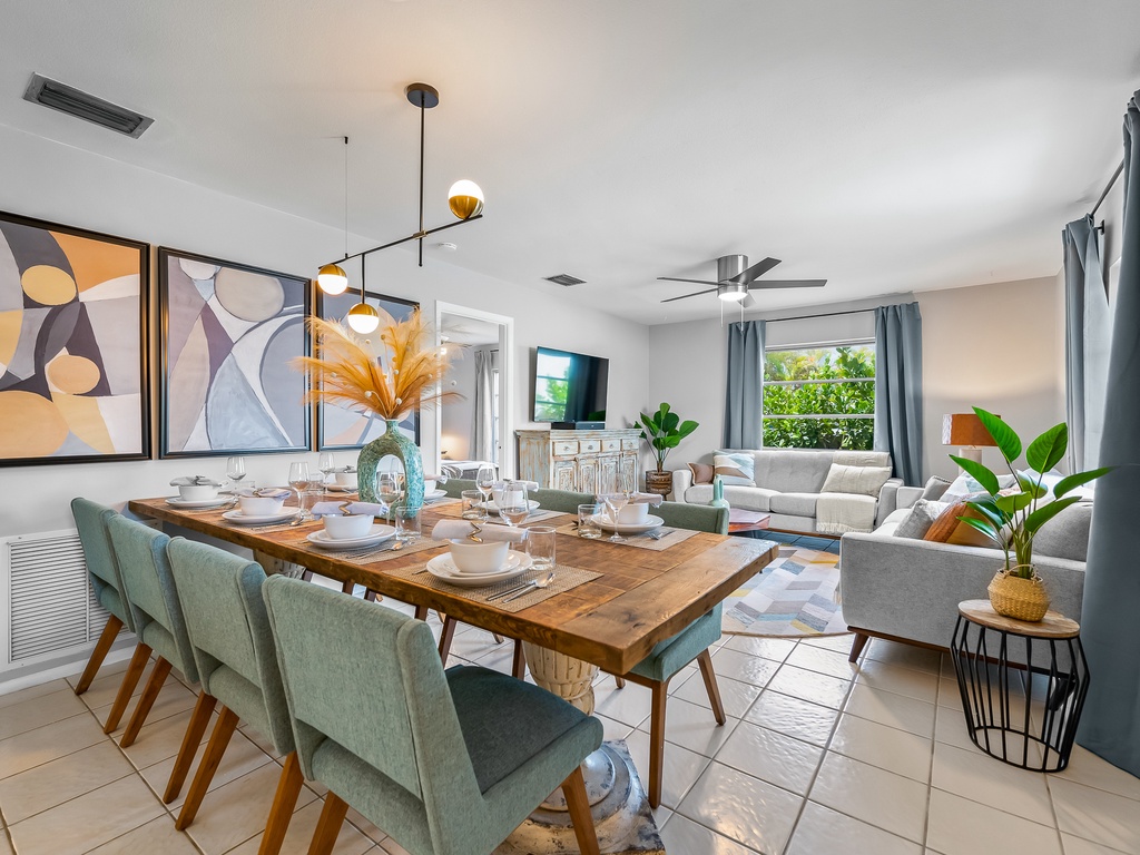Living and dining area (Main Cottage)
