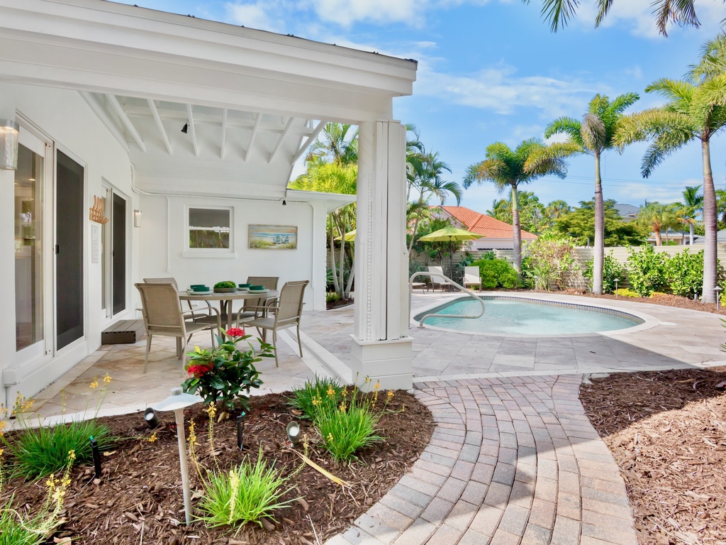 Private Pool and Outdoor Dining table