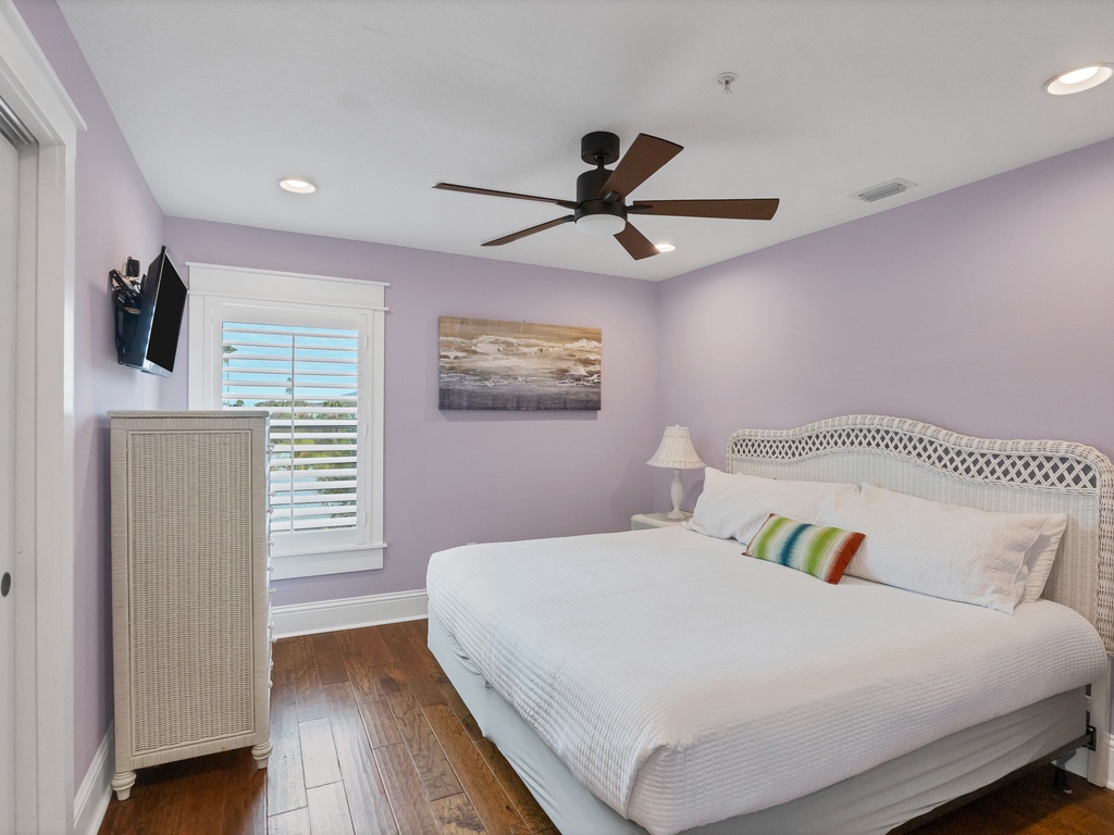 Sixth Bedroom (3rd floor), King bed