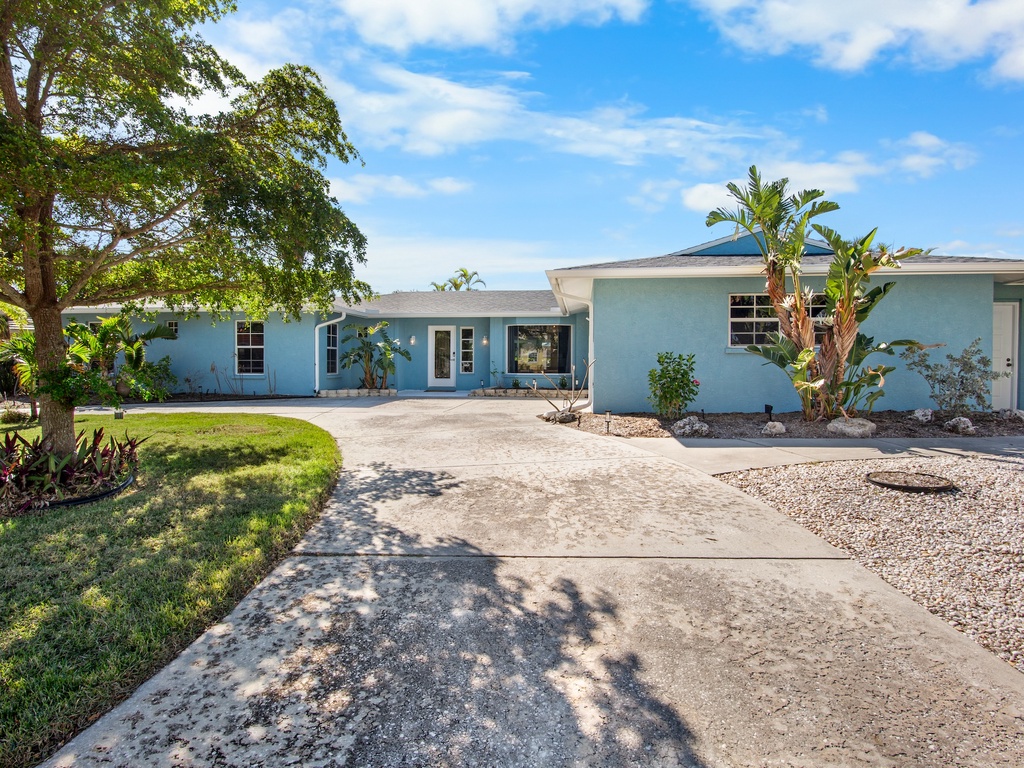 Siesta Dreamin' by Tropical Sands Accommodations