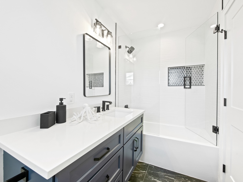 Eighth Bedroom (3rd floor):