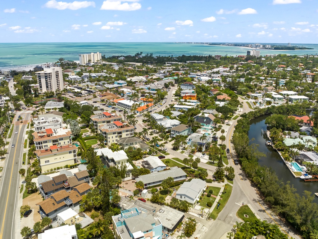 Off The Hook - By Tropical Sands Accommodations