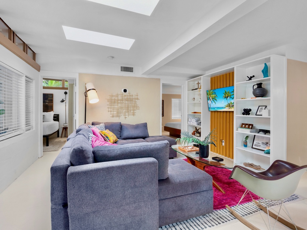 Guest House, Living