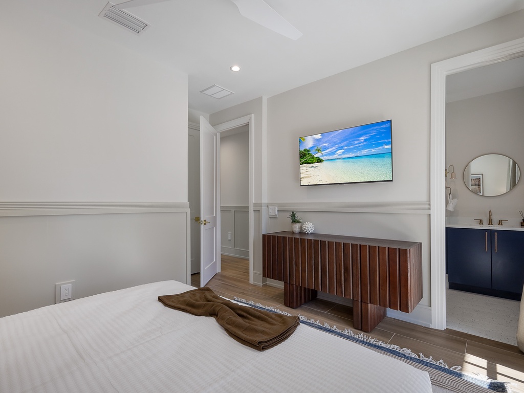 Fifth Bedroom - King with Tv