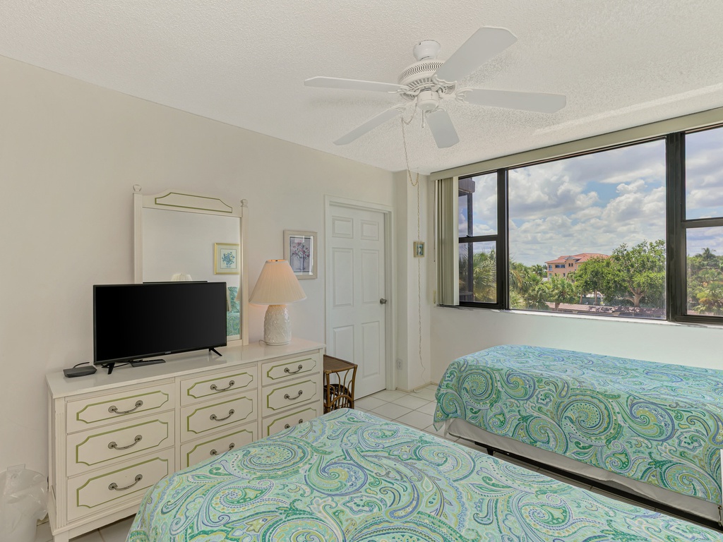 Second Bedroom, Two Twin beds