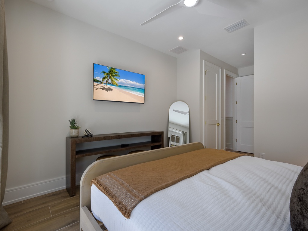 Sixth Bedroom - King with Tv