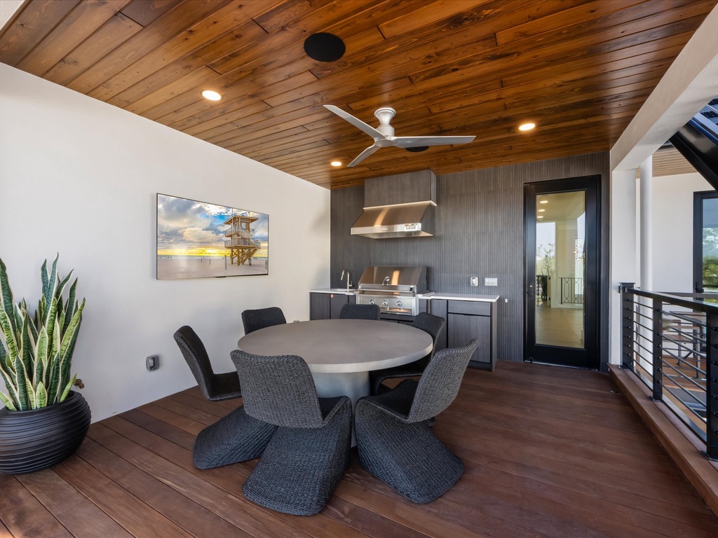 Outdoor Dining and Built-in Grill