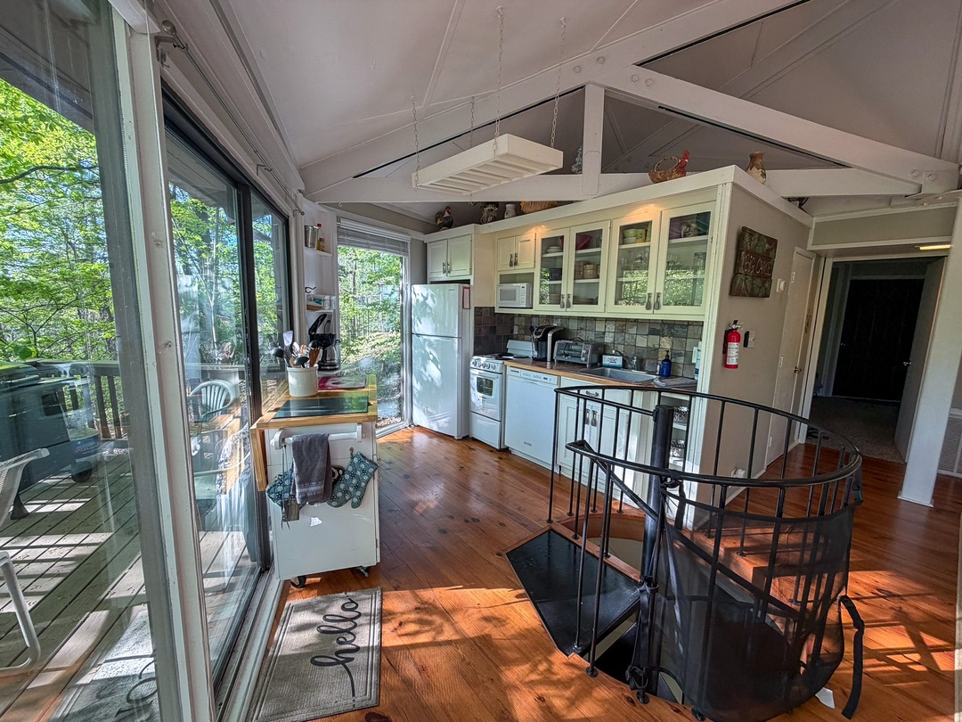 Treetopper Knoll Chalet - Kitchen