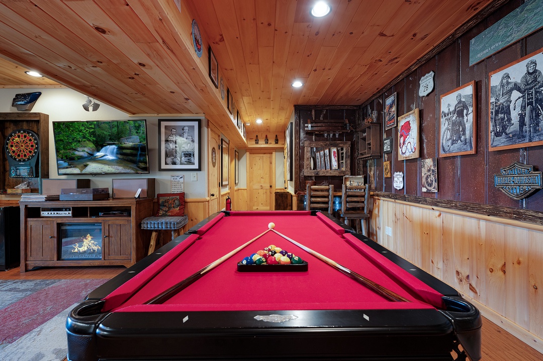 Soaring Hawk Lodge - Lower Level Entertainment Area with Pool TableTable