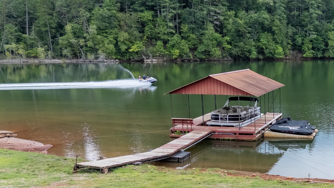 Lazy Lake Loft - Boat Dock *Please note the owner leaves their bot docked year round*
