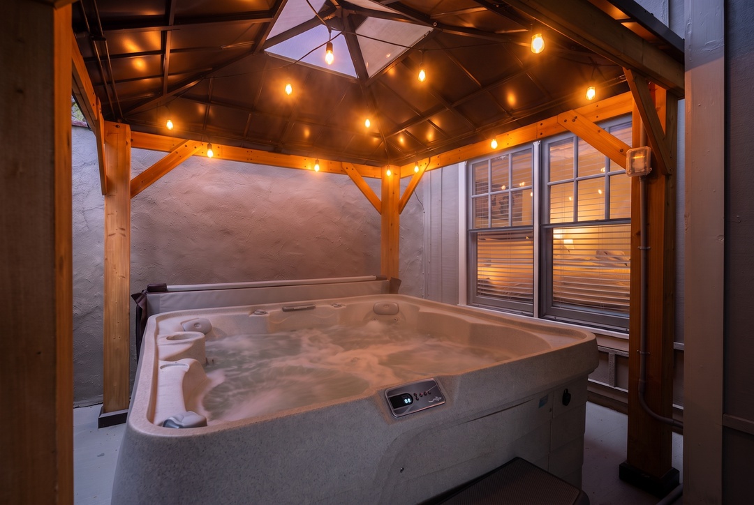 The Perch - Lower Level Deck with Hot Tub