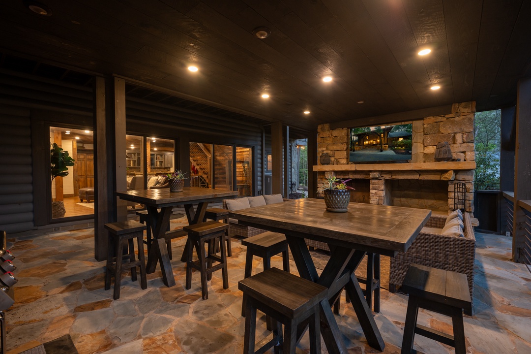 A Stoney River - Lower Level Deck Lounge