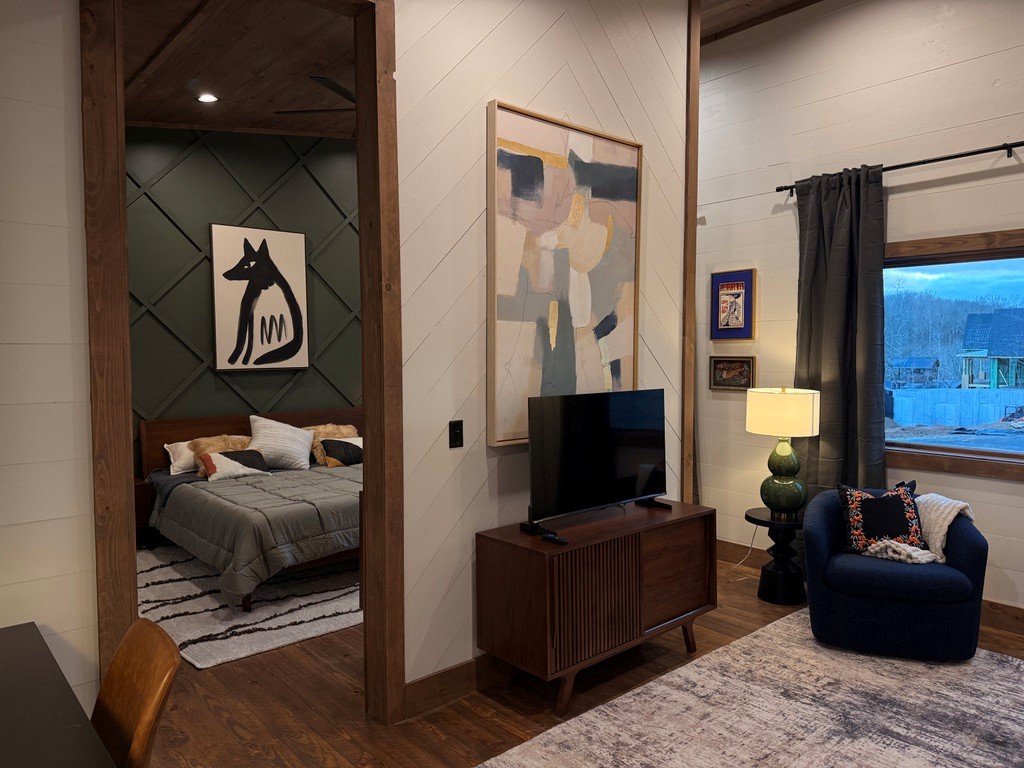 Blue Fox Lodge - King Suite Apartment Above Garage