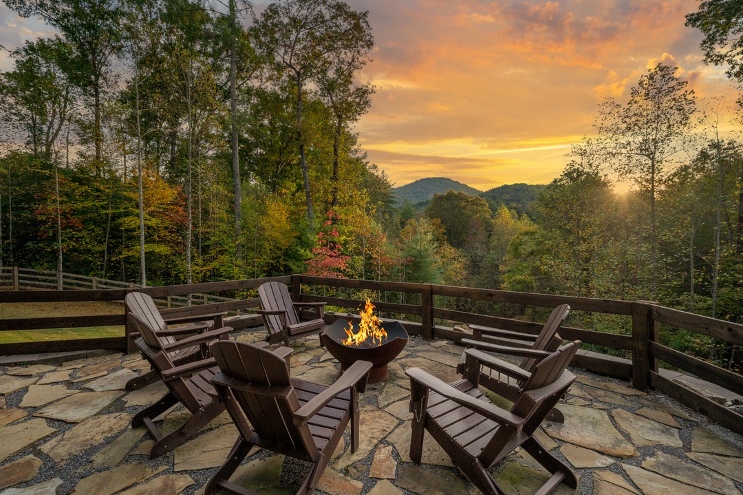 Great Trails Lodge - Firepit With Mountain Views