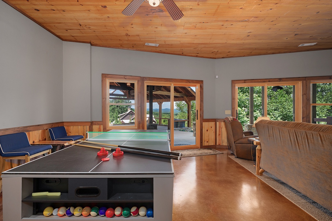 Hillcrest Vista - Lower Level Entertainment Area with 3-Game Conversion Table