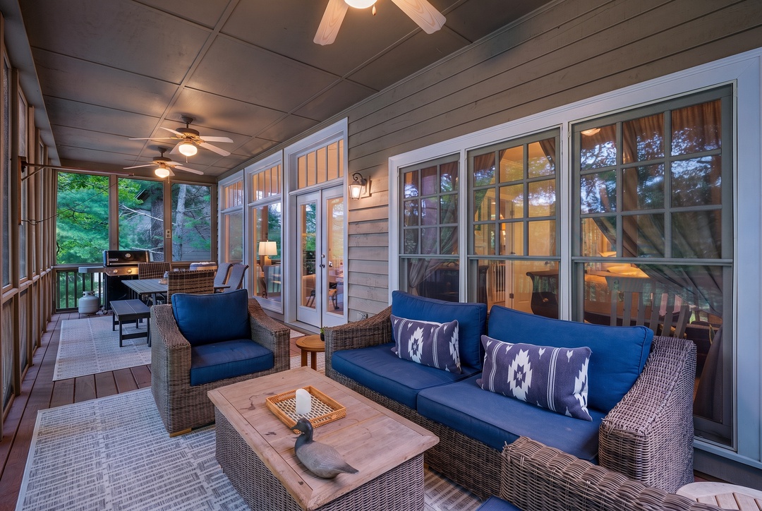 K-Tee's Cottage - Screened-in Lounge Seating