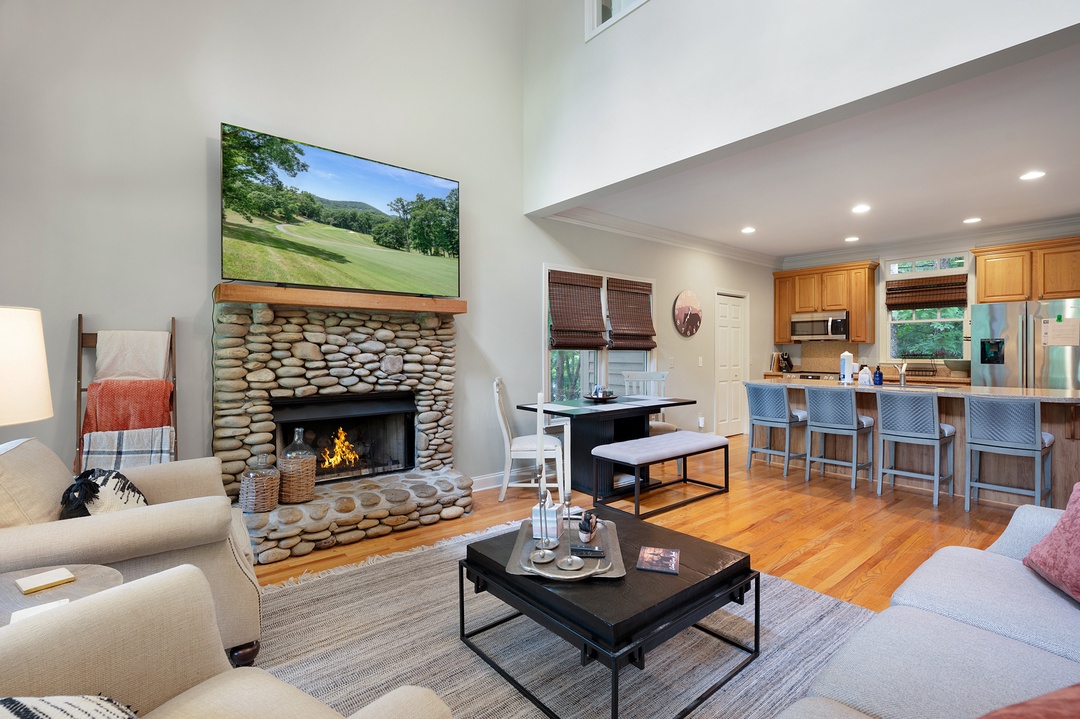K-Tee's Cottage - Living Room with Gas Fireplace
