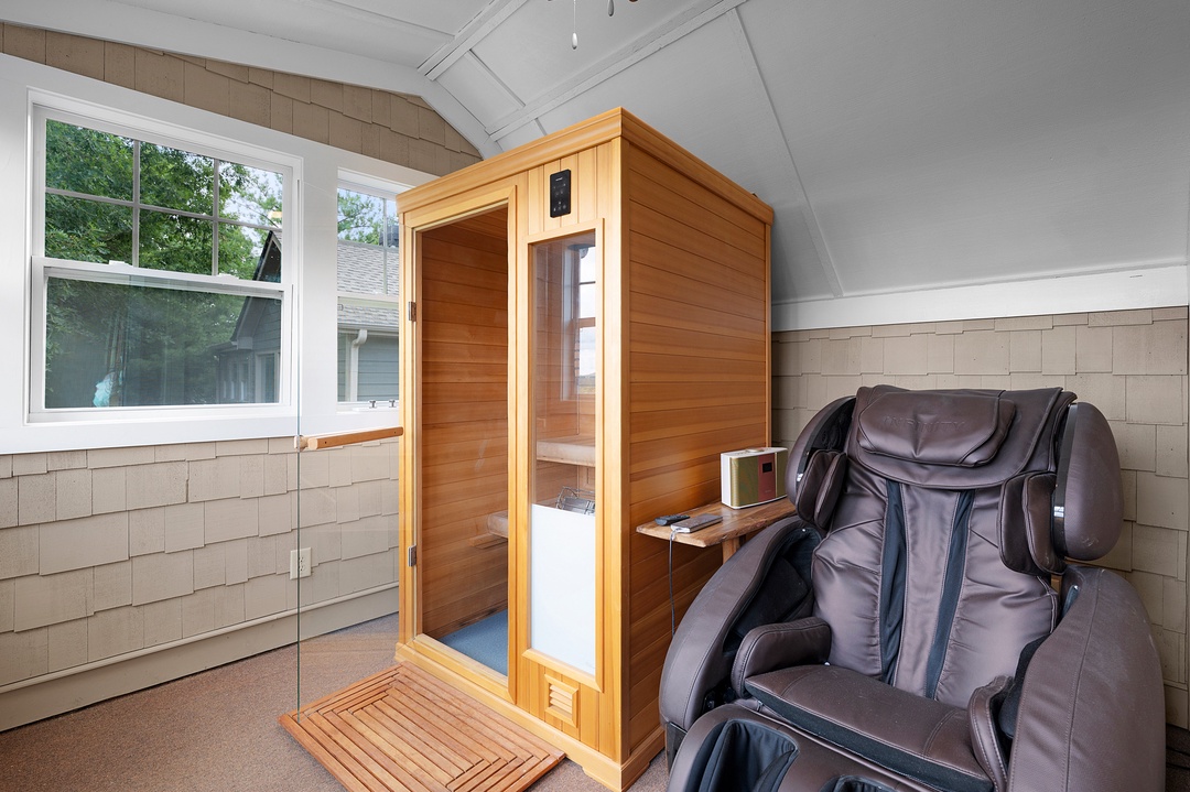 The Perch - Upper Level King Suite Private Sauna Room