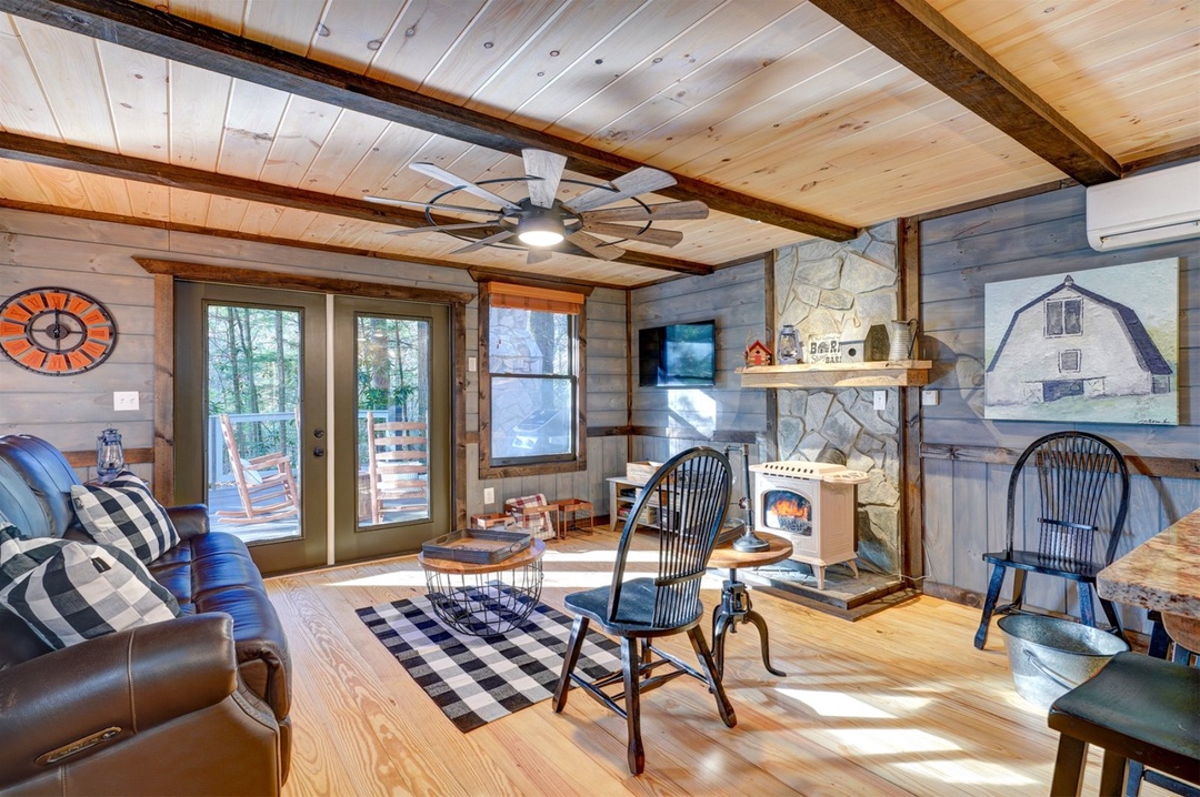 The Barn On Creeks Edge - Living Room
