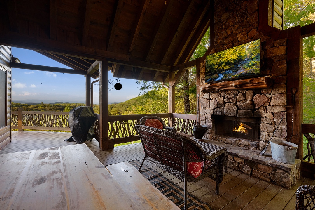 Majestic View - Outdoor Entertainment Area