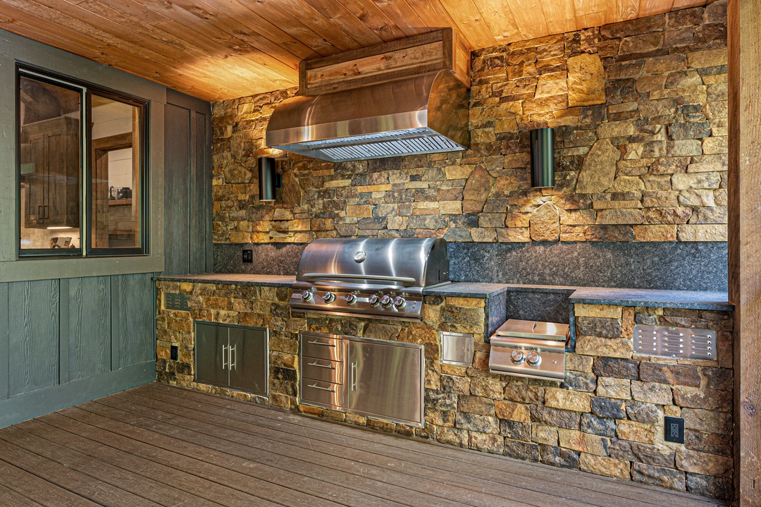 Iron Tree Lodge - Outdoor Kitchen