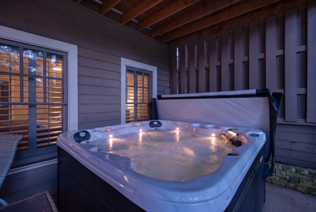 K-Tee's Cottage - Terrace Level Hot Tub