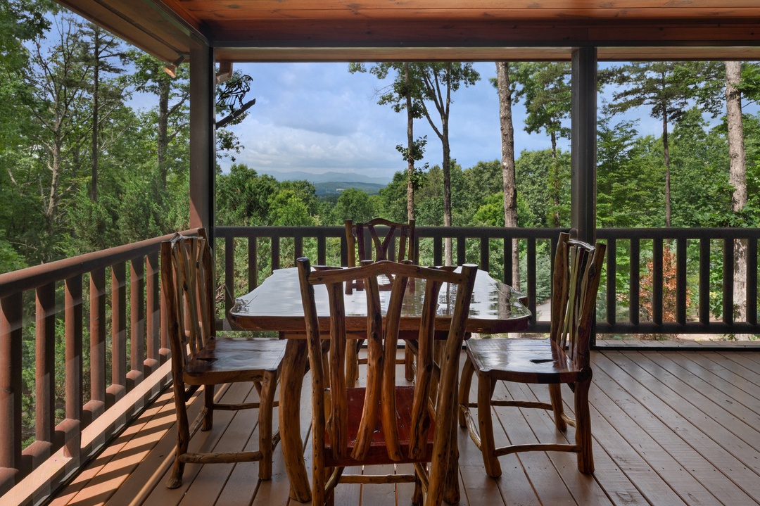 Soaring Hawk Lodge - Entry Level Screened In Deck
