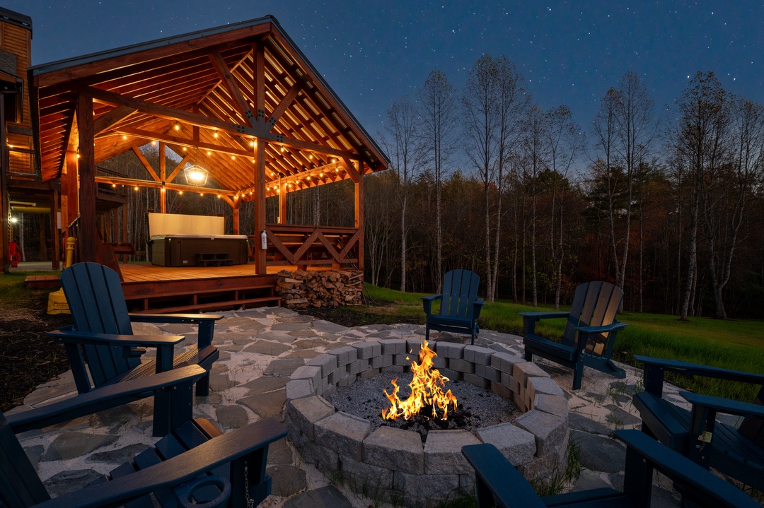 Peaches & Streams - Firepit and Hot Tub Area