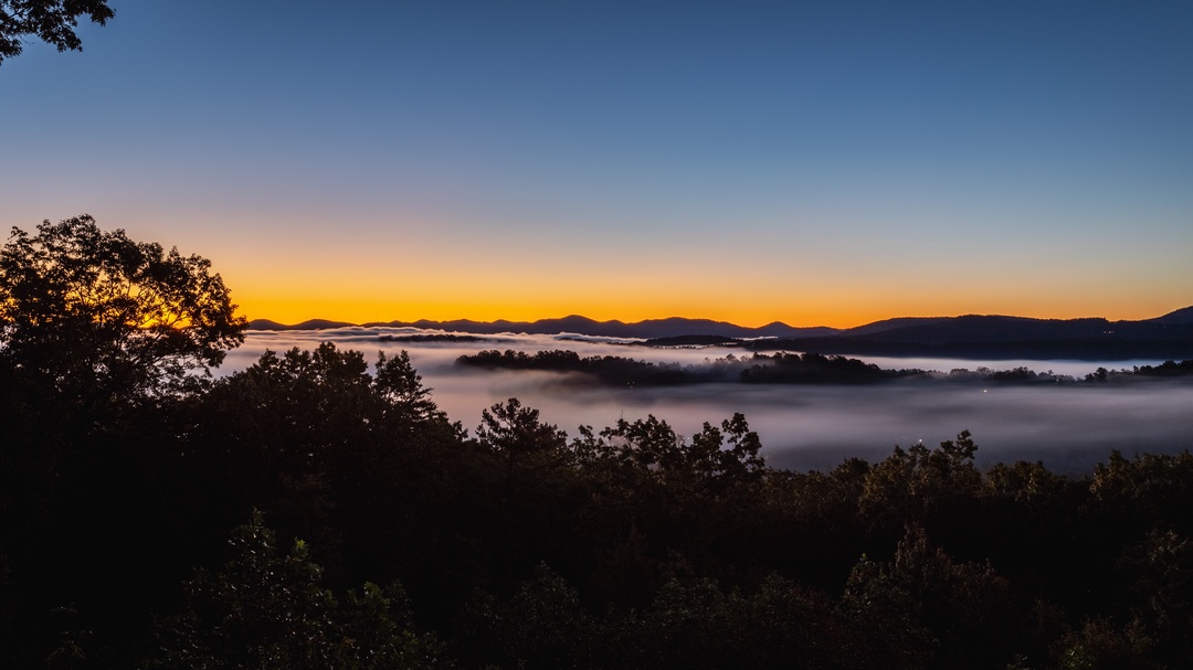 Lookout Lodge - Long Range Mountain Views