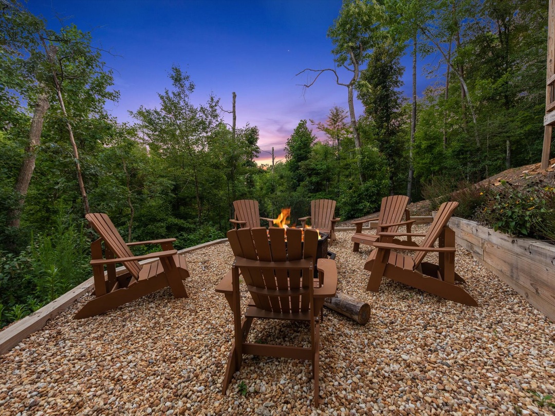 Whisky Creek Retreat- Firepit area with outdoor seating