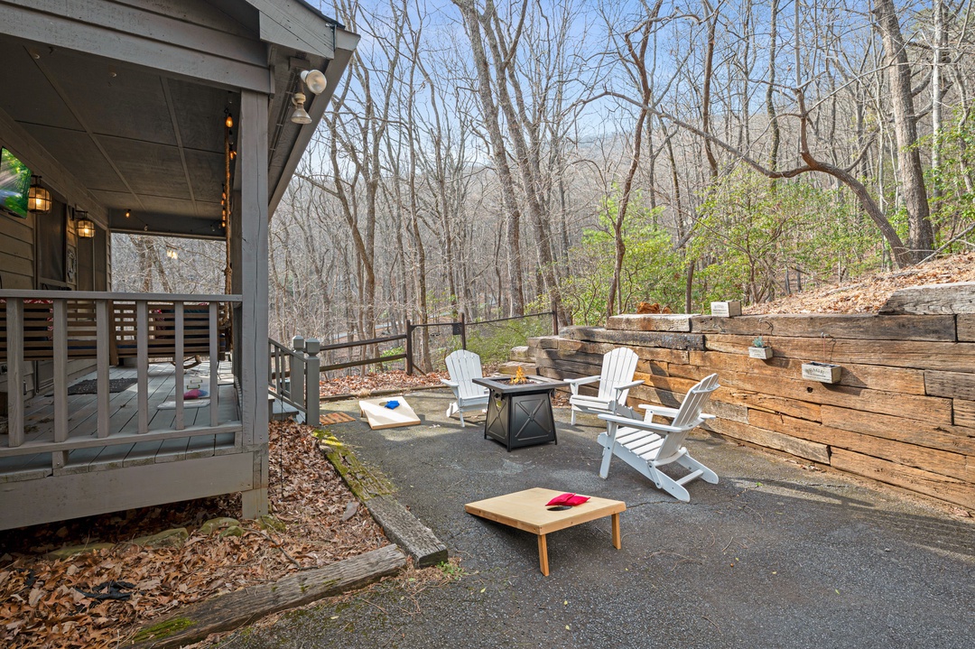 Wanderers Den - Firepit Area/Driveway