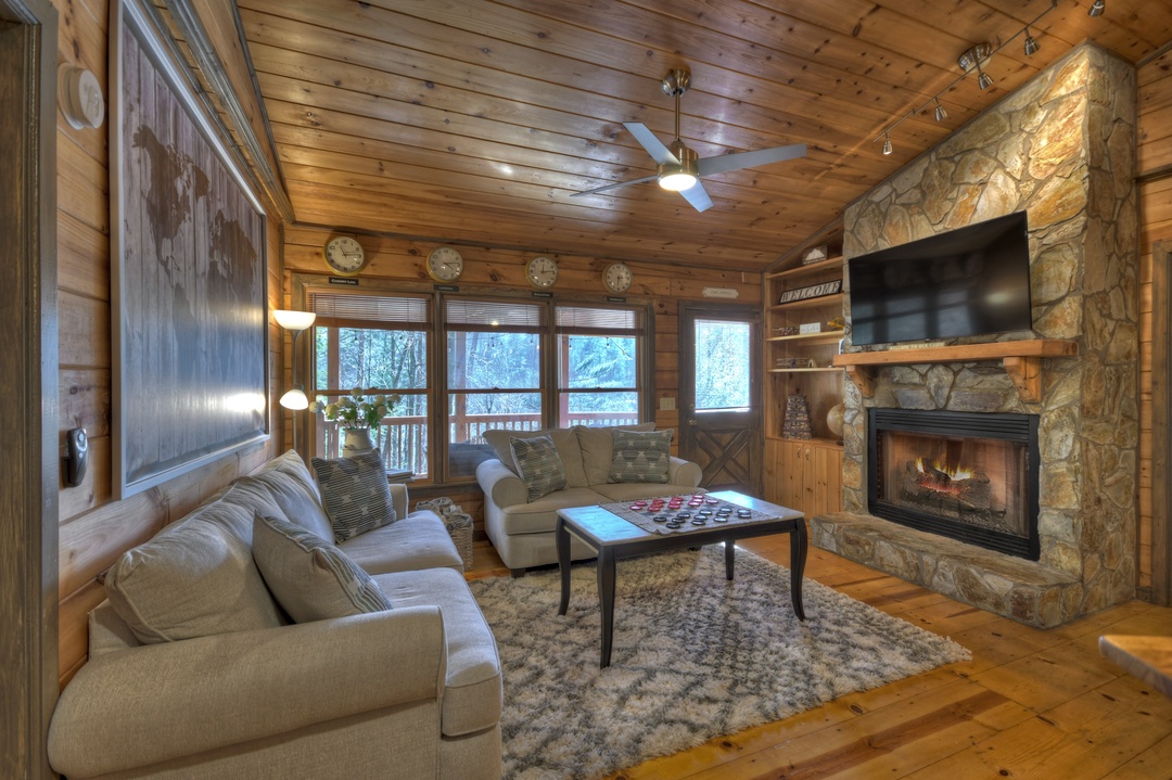 Traveller - Living Room with Wood-Burning Fireplace