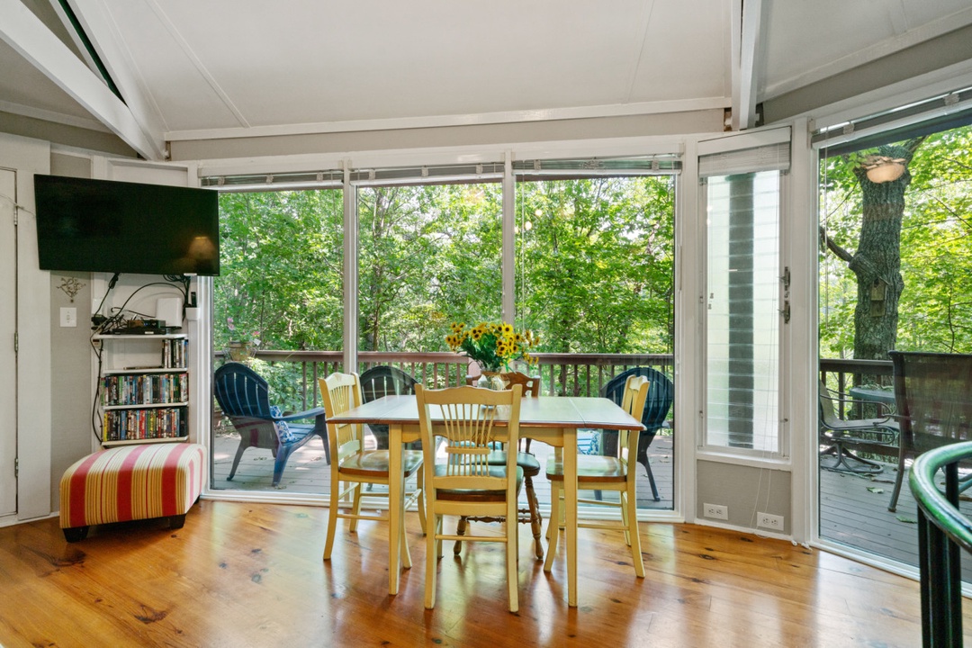Treetopper Knoll Chalet - Entry Level Living Area/Dining Area
