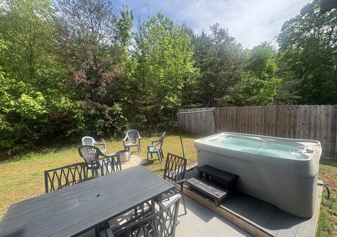 Dreaming Bear's hot tub and fire pit area